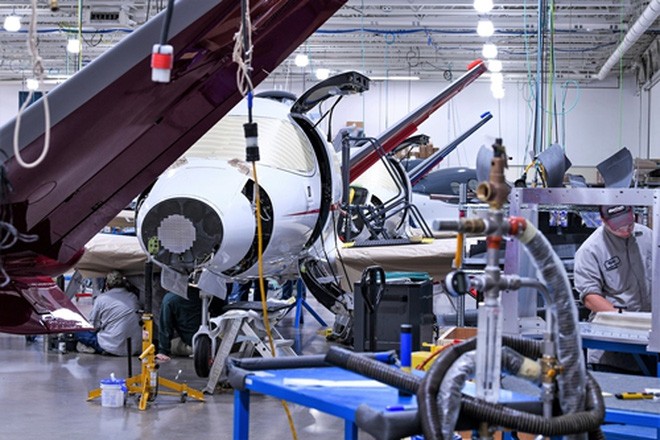 Sau đó, máy bay được lắp đặt hệ thống điện tử, radar, bảng điều khiển. Vision Jet được lập trình hệ thống lái an toàn, giúp tránh việc phi công vô tình đưa máy bay vào tình huống nguy hiểm. Sau đó, máy bay được lắp đặt hệ thống điện tử, radar, bảng điều khiển. Vision Jet được lập trình hệ thống lái an toàn, giúp tránh việc phi công vô tình đưa máy bay vào tình huống nguy hiểm.