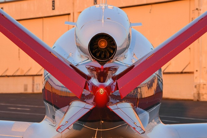 Chuyên cơ này có thiết kế đuôi độc đáo hình chữ V. Thiết kế này cho phép Vision Jet gắn động cơ lên trên phần thân, giúp giảm tiếng ồn trong cabin và trên sàn máy bay, đồng thời giúp việc kiểm tra kỹ thuật dễ dàng hơn.<br> Chuyên cơ này có thiết kế đuôi độc đáo hình chữ V. Thiết kế này cho phép Vision Jet gắn động cơ lên trên phần thân, giúp giảm tiếng ồn trong cabin và trên sàn máy bay, đồng thời giúp việc kiểm tra kỹ thuật dễ dàng hơn.<br>