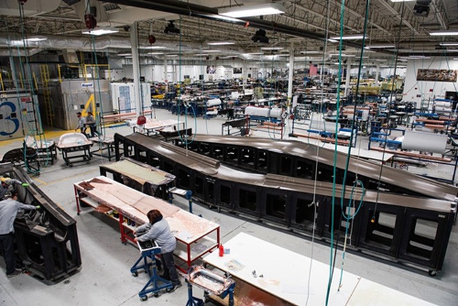 Đa số các bộ phận rời của Vision Jet được sản xuất tại nhà máy Grand Forks, đặt tại bang North Dakota, Mỹ, sau đó được chuyển tới trụ sở Cirrus Design tại Duluth, bang Minnesota để lắp ráp. Trong hình là khuôn cánh chuẩn bị được phủ các lớp sợi carbon. <br> Đa số các bộ phận rời của Vision Jet được sản xuất tại nhà máy Grand Forks, đặt tại bang North Dakota, Mỹ, sau đó được chuyển tới trụ sở Cirrus Design tại Duluth, bang Minnesota để lắp ráp. Trong hình là khuôn cánh chuẩn bị được phủ các lớp sợi carbon. <br>