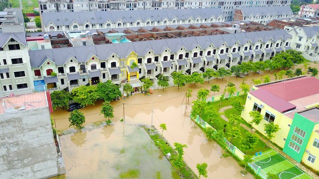 Một trường mầm non trong khu đô thị bị cô lập trong biển nước