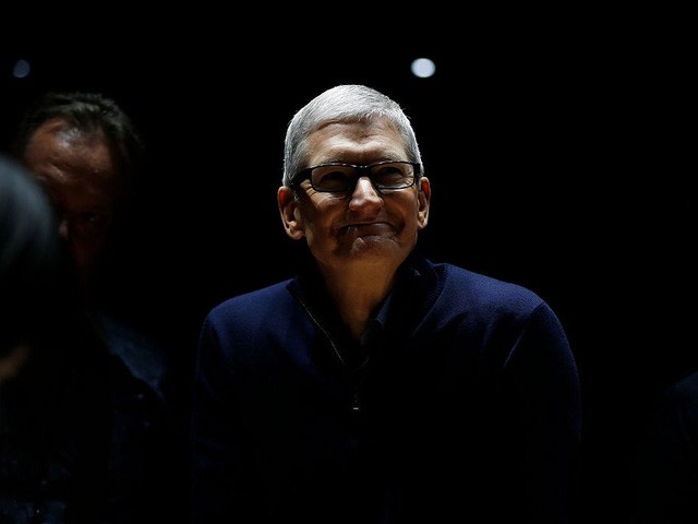 Tim Cook cho biết ông ngủ khoảng 7 tiếng mỗi ngày. Điều này đồng nghĩa với việc CEO của Apple phải lên giường từ rất sớm, hay cụ thể là vào lúc 8 giờ 45 phút hàng ngày để duy trì được giấc ngủ cần thiết.