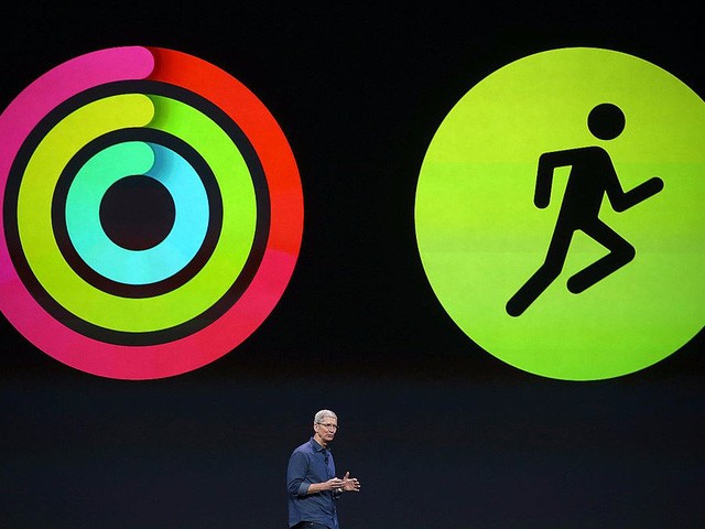 Tim Cook rất nghiêm túc trong các hoạt động thể dục thể thao. Ông luôn giữ được vóc dáng nhờ việc tập fitness, và thậm chí giảm cân nhờ điều này. Apple Watch là thiết bị yêu thích của Tim Cook và ông dùng nó mọi lúc để theo dõi tình trạng sức khỏe của mình.