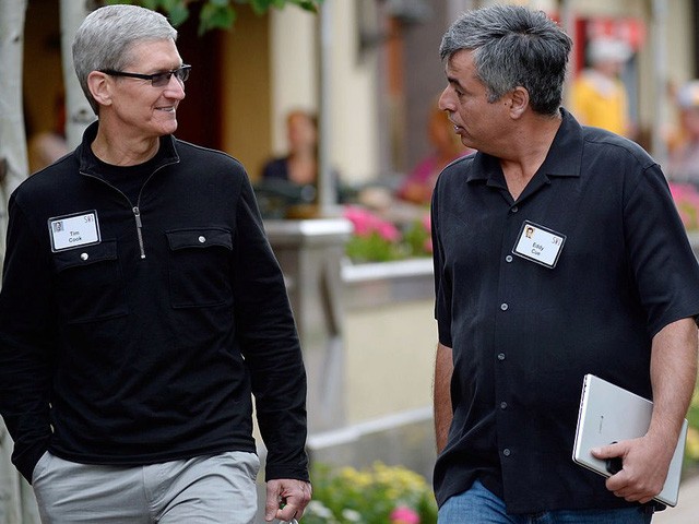 Khi nhắc tới công việc, đức tính được người ta nêu bật ra ở Tim Cook đó là rất hợp tác và chịu lắng nghe. Ông cũng là một người giỏi dẫn dắt các vấn đề và làm thoải mái người nghe.