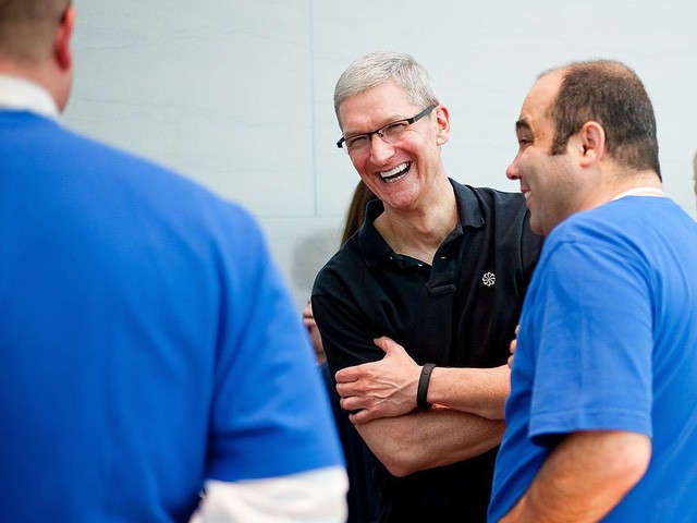 Tuy nhiên để điều hành một công ty lớn như Apple, Tim Cook không phải lúc nào cũng hiền lành. Ông từng có lúc bị gán cho biệt danh ông chủ đòi hỏi với phong cách không thương xót của mình, bao gồm tổ chức các cuộc họp siêu tốc, đặt câu hỏi cho mọi thứ, và email mọi lúc cho nhân viên.