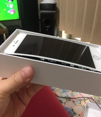 Thêm một sản phẩm bị bung màn hình, điều gì đang xảy ra với iPhone 8 Plus? ảnh 1