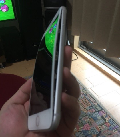 Hình ảnh chiếc iPhone 8 Plus của Magokoro0511 bị bung màn hình ngay khi được mở hộp