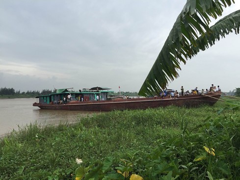 Chìm tàu trên sông Hồng, 3 người chết 1 người mất tích ảnh 1