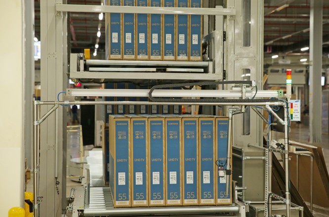 Tổng giá trị đầu tư của tổ hợp nhà máy Samsung Electronics Ho Chi Minh Complex là 989 triệu đô, tổng diện tích khoảng 939 km2. Các sản phẩm nghe nhìn sẽ xuất khẩu đi hơn 30 quốc gia (châu Âu, Hàn Quốc, Đông Nam Á, Trung Đông, Nam Mỹ ).