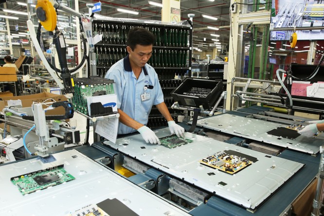 Trong công đoạn lắp ráp sẽ có một khâu kiểm tra lại các lỗi của sản phẩm trước khi đóng gói.