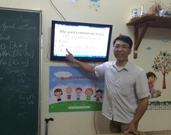 Cảm phục người thầy “chở chữ” trên đôi chân tật nguyền ảnh 1