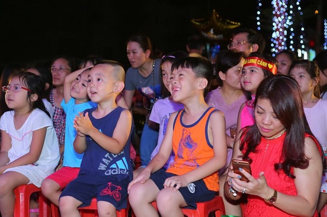 Ánh mắt đong đầy niềm vui và hi vọng của các cư dân nhí trong đêm trung thu