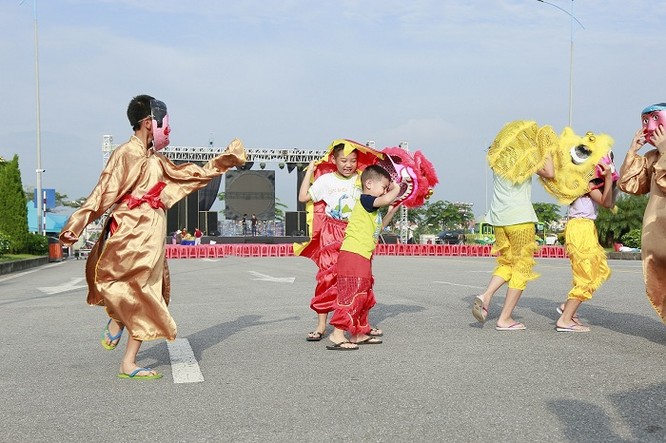 Ngày hội Trung thu tại các khu đô thị Vinhomes Hà Nội đã tái hiện không gian và ý nghĩa Trung thu xưa, mang đến cho các em nhỏ thủ đô một mùa trăng ấm áp, vui tươi