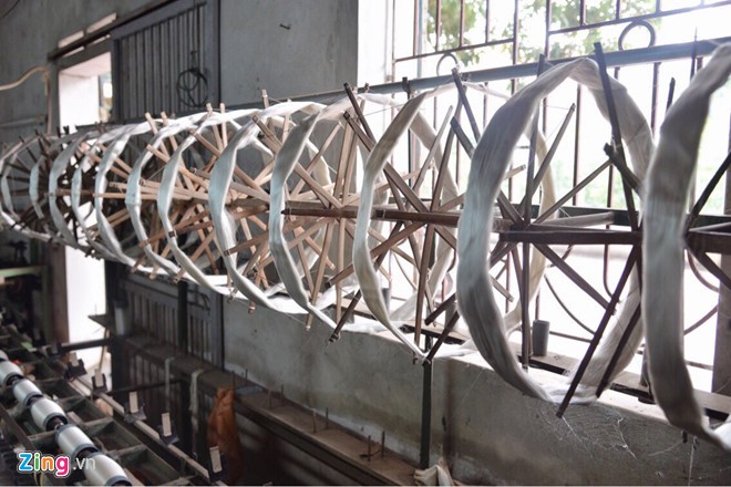 Lụa Nha Xá nổi tiếng vì đa số đều được làm thủ công. Ảnh: Thuỷ Tiên.