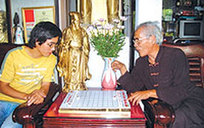 Thỉnh thoảng bố con ông Bẩy lại mang Cờ Toán ra chơi vài ván để lấy cảm hứng sáng tác .