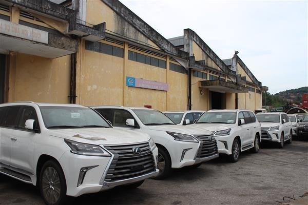 Một lô xe Lexus được nhập về tại Cảng Đà Nẵng
