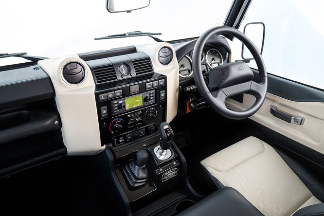 Kỷ niệm 70 năm, Land Rover ra mắt Defender Works V8 bản đặc biệt ảnh 3