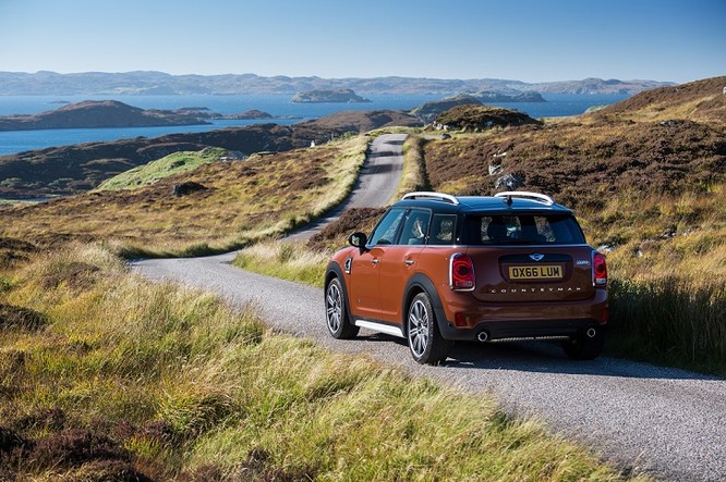 MINI Countryman 2018 có 2 phiên bản gồm tiêu chuẩn và S ALL4