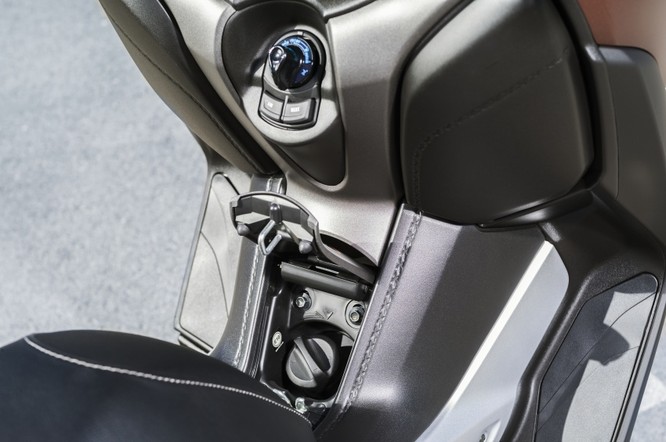 Yamaha X-Max 250 2018 chính thức có giá bán từ 145 triệu đồng ảnh 23