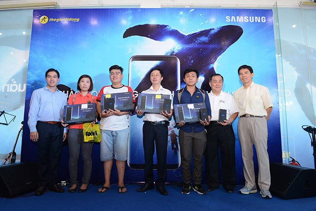 Galaxy S8 Plus “đắt sô” ngày đầu mở bán tại Việt Nam ảnh 3