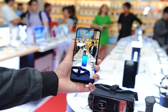 Galaxy S8 Plus “đắt sô” ngày đầu mở bán tại Việt Nam ảnh 9