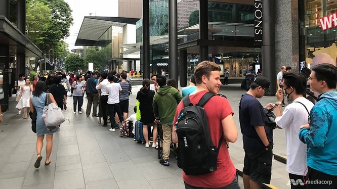 iPhone X: chen lấn xô đẩy ở Singapore, xếp hàng dài ở Úc, Nhật, Nga, Anh; nụ cười trở lại ảnh 1
