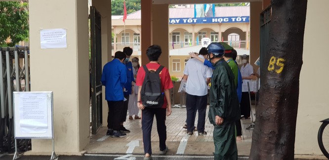 Sáng nay 12/6, 93.000 thí sinh Hà Nội đã bước vào kỳ thi tuyển sinh THPT công lập ảnh 5