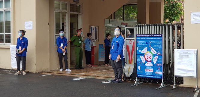 Sáng nay 12/6, 93.000 thí sinh Hà Nội đã bước vào kỳ thi tuyển sinh THPT công lập ảnh 1