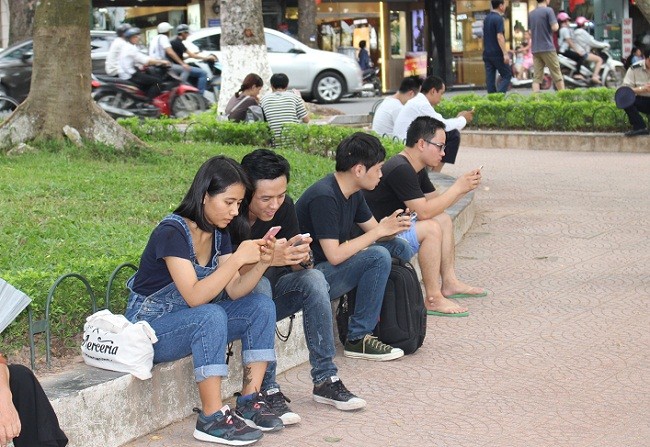 Nhiều người hào hứng trải nghiệm việc truy cập internet hoàn toàn