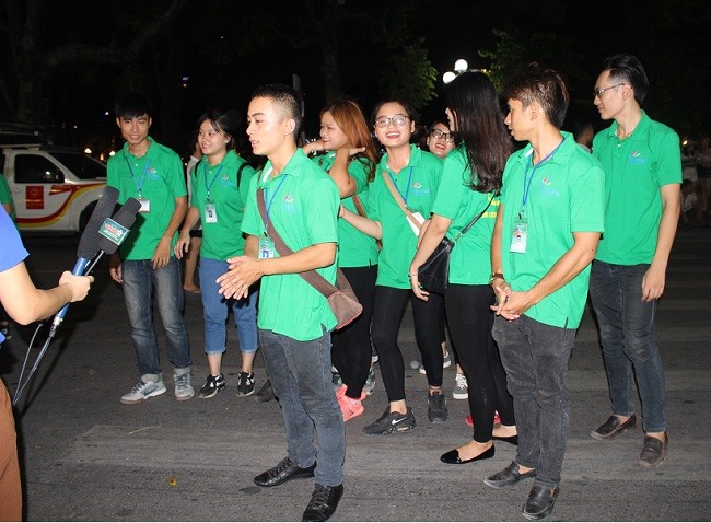 Người dân háo hức trải nghiệm không gian đi bộ quanh hồ Hoàn Kiếm ảnh 3
