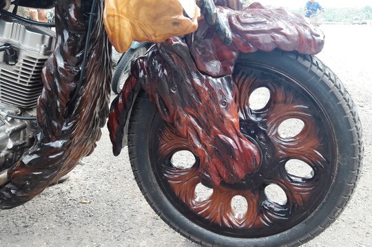 Độc - Lạ: Mô tô bằng gỗ độc nhất vô nhị ở Lâm Đồng ảnh 2
