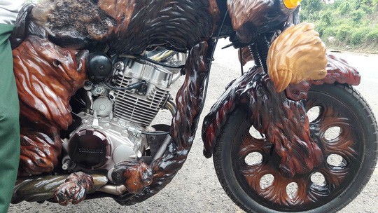Bánh và khung đều ốp bằng sao.