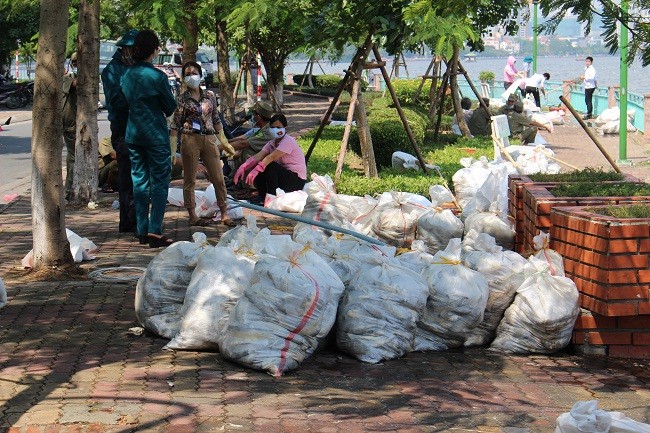 Vớt hơn 100 tấn cá chết tại Hồ Tây, tổng kiểm tra hiện trạng các hồ tại Hà Nội ảnh 3