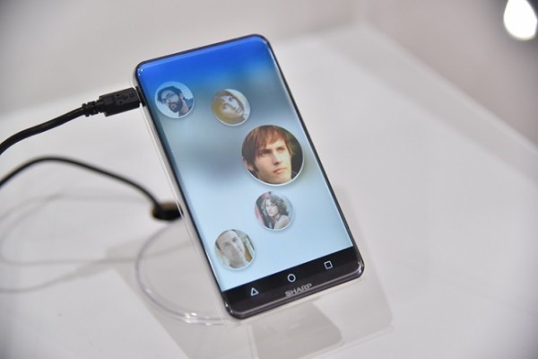 Sharp công bố smartphone màn hình cong rất độc đáo ảnh 1