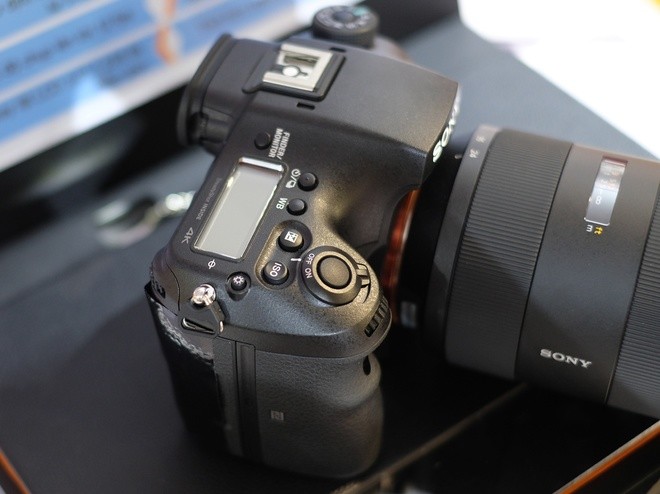 Là bản thay thế cho Sony A99 ra mắt năm 2012, model mới sở hữu cảm biến BSI-CMOS Exmor R CMOS kích thước full-frame, độ phân giải 42,4 megapixel. Máy tích hợp hệ thống chống rung 5 trục ngay trên cảm biến có thể bù 4,5 EV.