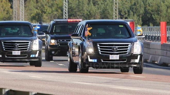 Xe được trang bị đèn LED hiện đại tương tự Escalade đời mới- (Ảnh: Autoweek).
