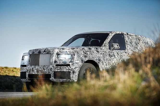Nhiều khả năng mẫu SUV siêu sang này cũng dùng động cơ V12 của Phantom.