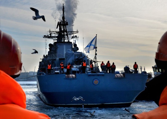 Tàu khu trục Bystryi thả neo ở cảng Vladivostok.