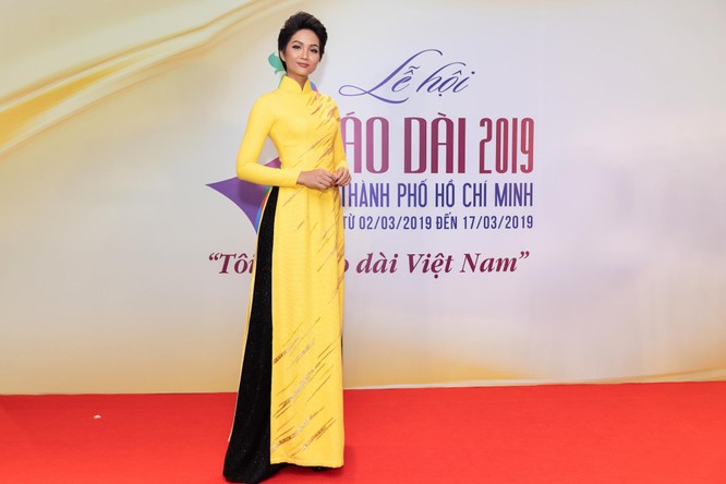 Bất ngờ với hình ảnh Hoa hậu H’Hen Niê mặc áo dài đi xe máy ảnh 4