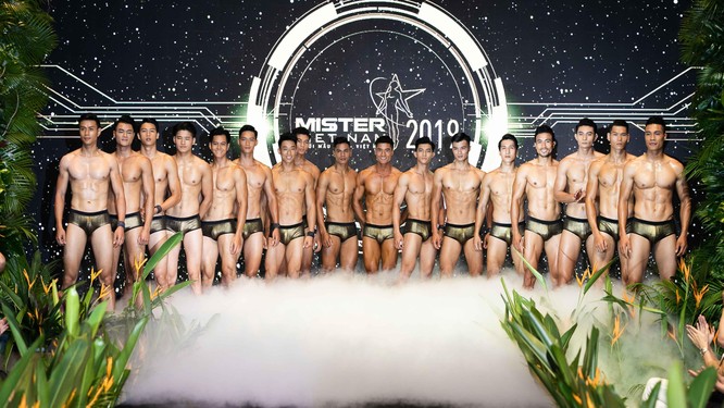 Thí sinh Mister Vietnam 2019 trong trang phục đi biển