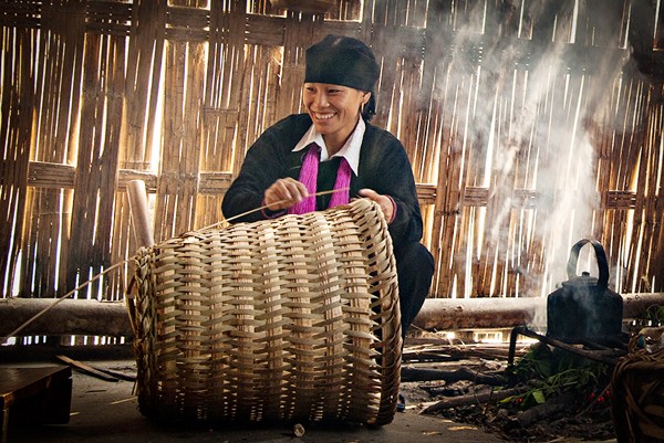 Vẻ đẹp đời thường của thiếu nữ dân tộc vùng cao ảnh 1