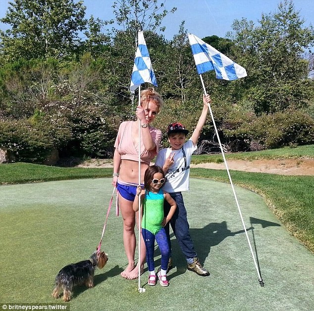 Video: Britney Spears mặc bikini vàng nhảy múa gợi cảm ảnh 1