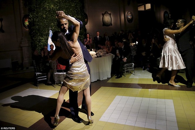 Video: Tổng thống Mỹ vụng về nhảy Tango ở Argentina ảnh 2