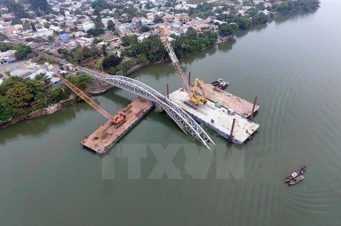 Cận cảnh trục vớt phần cầu Ghềnh bị sập sau vụ tai nạn ảnh 1