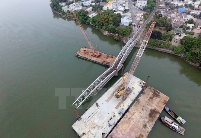Cận cảnh trục vớt phần cầu Ghềnh bị sập sau vụ tai nạn ảnh 2
