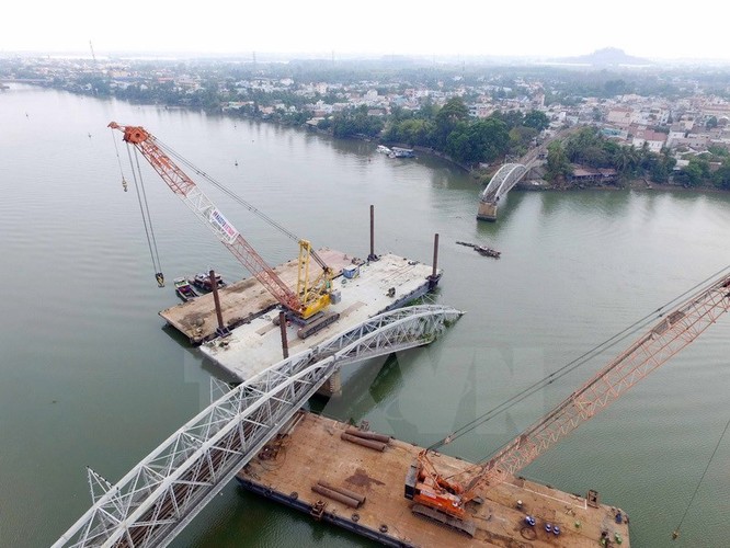 Cận cảnh trục vớt phần cầu Ghềnh bị sập sau vụ tai nạn ảnh 3