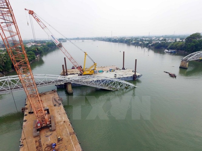 Cận cảnh trục vớt phần cầu Ghềnh bị sập sau vụ tai nạn ảnh 4