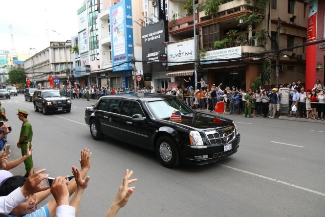 Video: Người dân TP.HCM đứng kín ven đường tiễn ông Obama ảnh 7
