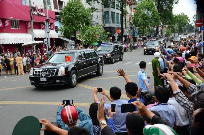 Video: Người dân TP.HCM đứng kín ven đường tiễn ông Obama ảnh 10