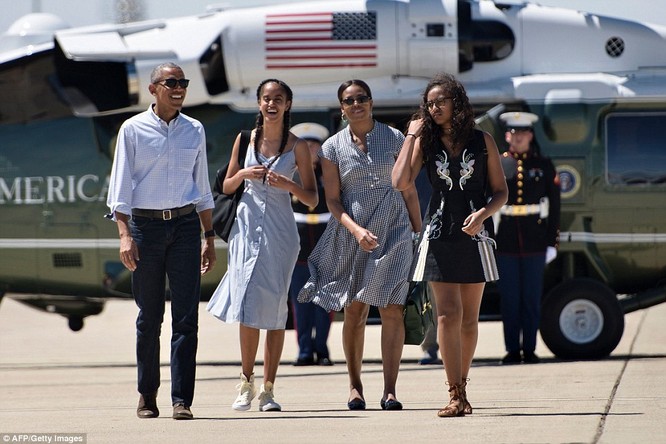 Video: Tổng thống Obama hát mừng sinh nhật con gái cưng tròn 18 tuổi ảnh 10