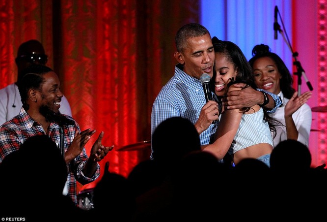 Video: Tổng thống Obama hát mừng sinh nhật con gái cưng tròn 18 tuổi ảnh 5